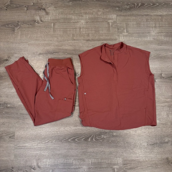 FIGS High Waisted Yola Skinny Scrub Pants and Rafaela Oversized Scrub Top™ - Picture 1 of 2